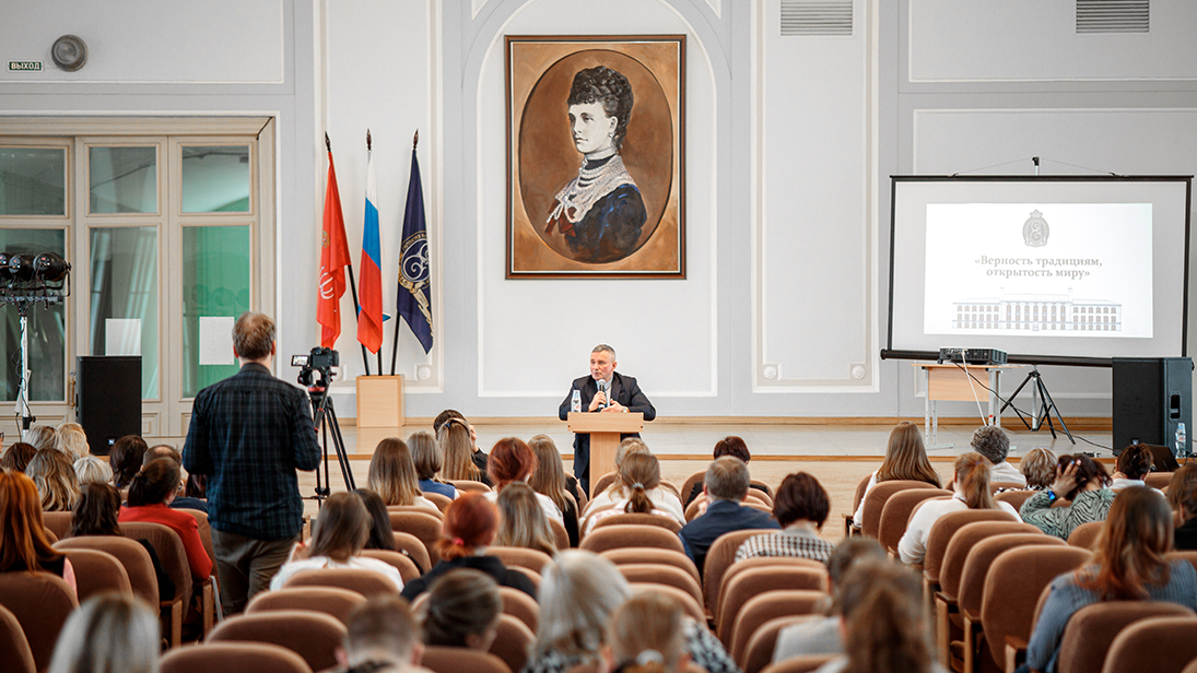 Лекционный зал. Лекторий. Лекции в медицинском колледже. Проведение общественных обсуждений фото.