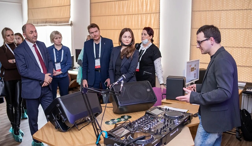 Региональные координаторы центров «IT-куб» познакомились с возможностями образовательных учреждений Петербурга